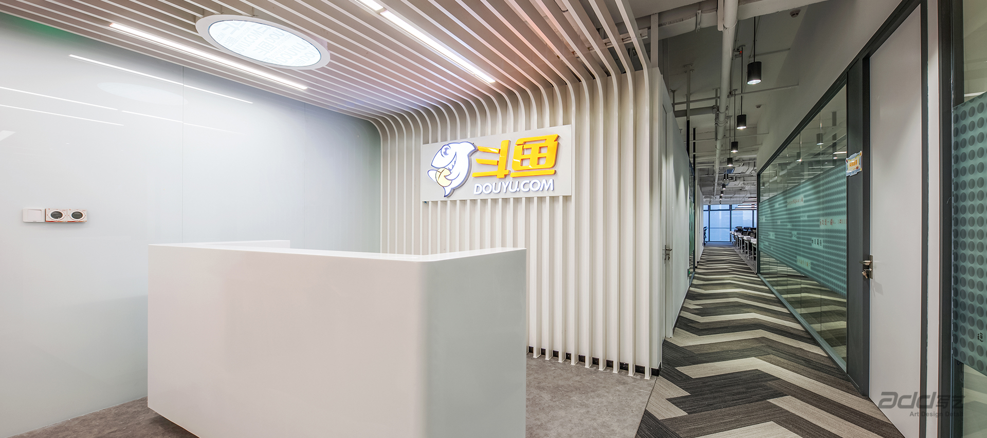 鬥魚TV辦公室裝修設計 logo牆-pc